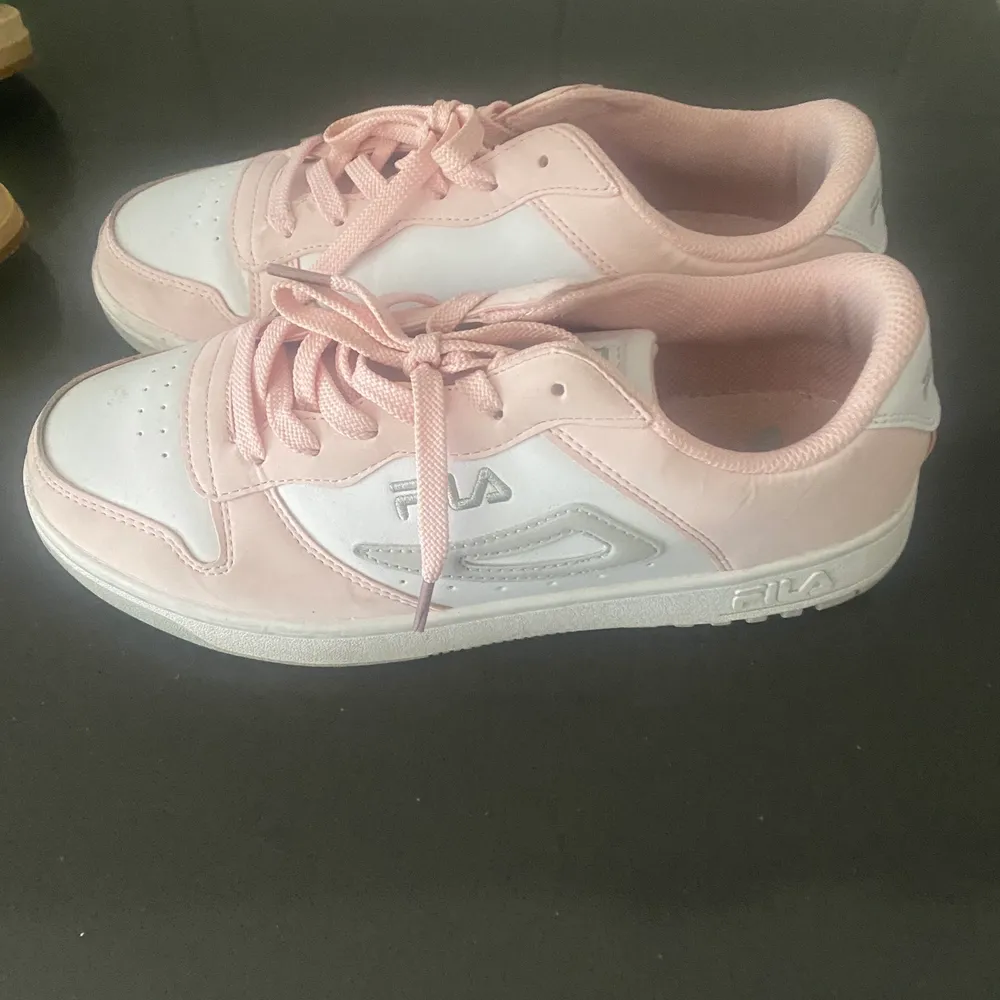 Rosa fila sneakers använda 3 ggr stl 39 . Skor.