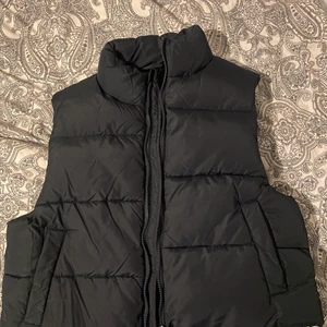 Väst  - Intressekoll på denna väst, stl L men passar xs-s 