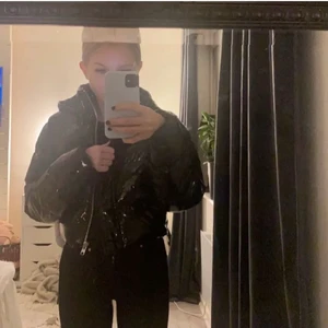 Glansig jacka - Säljer min superfina glansiga jacka då det inte är min stil längre. Inga defekte, nyskick. Storlek 34. Köpt på boohoo förra vintern❤️