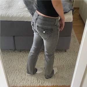 Högsta bud 850!  Säljer mina dösnygga gråa true religion jeans! Superbra skick utan hål eller annat. Jag är 165 och på mig är de effekts i längden. Har vanligtvis 36 i jeans. Skriv för frågor! 