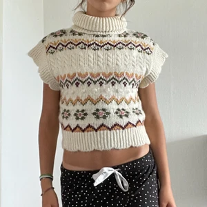 Stickad tröja  - En skitsnygg stickat tröja! Använda ej längre. I nyskick. 🤩