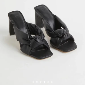 Svarta klackar - Snygga svarta klackar som jag säljer för att jag råkade köpa två! Nypris 299kr