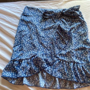 Sommar kjol - Aldrig använd, har dragkedja, har en snörning som går att knyta efter önskat