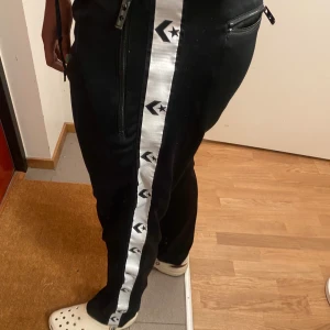 Converse byxor storlek M-L - Converse mukis byxor storlek M-L  Har blivit ganska korta efter några tvätt. Men det fortfarande bra ut. 