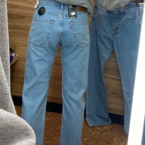 Levis 501 - Skitsnygga Levis jeans 501💗Färgen är egentligen lite ljusare i verkligheten, Sitter lågmidjade och långa på mig som är 168😊 Brukar själv ha. 36/38 men passar nog stört storlekar också🫶