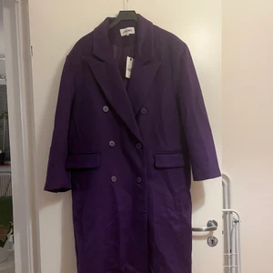 Junkyard Kappa Lila - Kappa från Junkyard. Storlek S men passar även större storlekar. 70% polyester och 30% ull. Ordinarie pris 1399kr. 