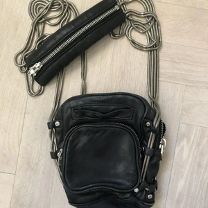 Alexander Wang väska  - Designerväska från Alexander Wang i skinn med metalldetaljer. Bra skick. Fler bilder kan skickas 