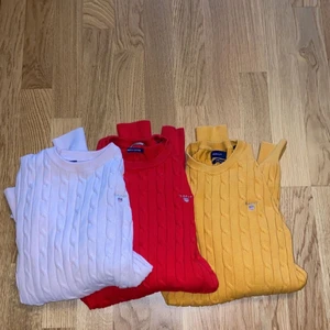 Gant tröja - Tre styckna gant tröjor olika färger,Jätte bra nu till hösten/vintern🤍, (400 kr styck ) + frakt 59kr. Använda Max 2 gånger Pär tröja. Bra kvalitet🙌. Säljer för jag inte fått använder av dom.💗