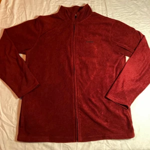 Reebok fleece röd  - Fleecetröja bra kvalitet, second hand från USA. Storlek M. Ser ut som att vänster arm är missfärgad på bilden men det är p.g.a ljuset, tröjan är i fint skick. 