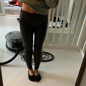 Skin byxor  - Skidbyxor från Zara i storlek xs Tryck inte på ”köp direkt”