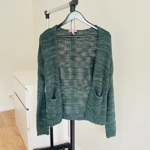 grön stickad kofta - grön stockad kofta med fickor stolek s kontakta för fler bilder