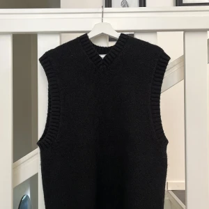 Stickad väst från Weekday - En svart stickad väst från Weekday. Gott skick, köparen står för frakten 