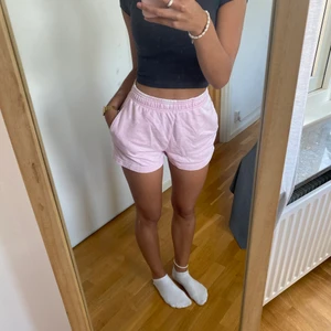Rosa mjukisbyxor - Tyvärr är de lite skrynkliga på bilden då de inte används, därför säljer jag dessa supersköna rosa mysbyxor! I storlek XS🌸