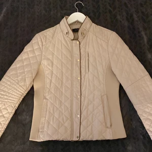 Zara woman size M - En super fin jacka från Zara, säljer då det inte riktigt är min färg. Knappt använd. Alla knappar samt dragkedjor funkar som dom ska. Jackan har inga hål eller fel, finns en super liten fläck vid en av knapparna som knappt syns🤍pris kan diskuteras. 