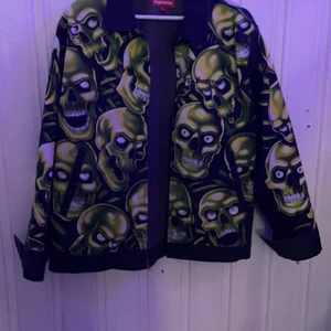 Supreme jacka - Supreme jacka i storlek M, köpte den för 1700. Används cirka 5 gånger skriv gärna för mer info eller bilder