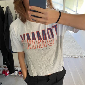 T-shirt - T-shirt från Tommy jeans✨Fint skick och cool design. Skriv om ni har frågor eller vill ha fler bilder💕