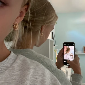 Örhängen  - Säljer dessa örhängen då de inte kommer till användning. Vet inte vart de är ifrån då jag har fått dem i present för några år sedan. De är i superfint skick då de inte är använda. 💕