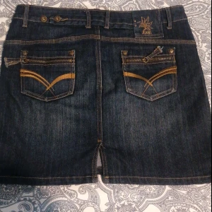 Kjol 💞Strl 40 - Super snygg kjol low Waist 💞💞 säljer den för att den passar inte längre. Passar super bra i kroppen 💋💕 (priset kan ändras) 