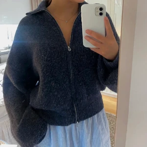 Stickad tröja med dragkedja  - Jättemysig stickad tröja med dragkedja! Den första bilden är lånad❤️200kr eller bud