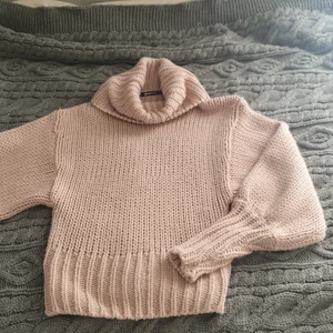 Mysig stickad tröja - Säljer nu denna fina rosa tröjan eftersom den inte passar mig längre. Sparsamt använd och sjukt mysig nu till hösten! Frakten tillkommer💕