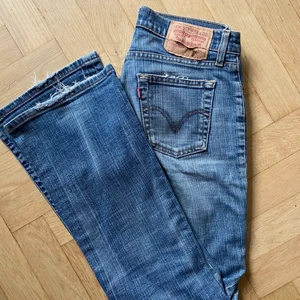 Levi’s Jeans - Säljer mina ursnygga lågmidjade bootcut Levi’s jeans🤩 Köpt second hand så de är väl använda men snyggt slitna. Det är två slitningar på låren. Storlek 30W, 32 L. Jag brukar ha storlek 27/28 i W och dessa sitter jättebra på mig. Buda!!✨
