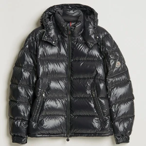 Moncler maya - söker akut Moncler maya jacka i storlek 3, L  Hör av er om ni har någon!! 