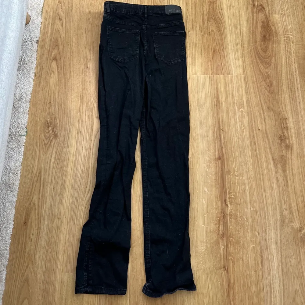 Dessa är min lillasysters bootcut jeans som hon inte längre vill ha! De är från Gina Young! Ordinarie pris 300kr, köparen står för frakten🥰. Jeans & Byxor.