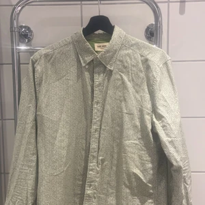 Skjorta från East West  - Skjorta från East West i storlek M.