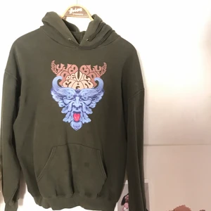 Hoodie - Hoodie med tryck. Köpt secondhand.  Tar swish!
