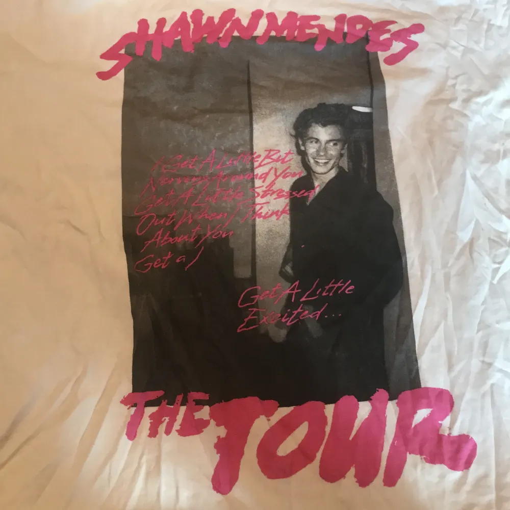 Shawn mendes t-shirt , lite missfärgat fast man ser nt det så mycket , storleken M. T-shirts.