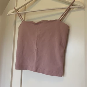 Gina linne - Linne ifrån Ginatricot. Är i fint skick, använd några få gånger. Storlek XS.  Går bra att använda ”köp nu” annars skriv ett meddelande!💞