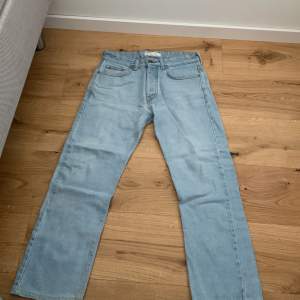 Säljer mina jeans från jeansbolaget  För att dom har blivit för små   Bara swish   Finns att hämta vid biblioteket i Enköping 
