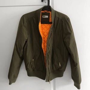 Bomberjacka - Grön bomberjacka från DM retro (LITEN I STORLEKEN). Använd men i gott skick. Frakt ingår ej!🥰