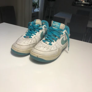 Vita air force 1s - Säljer nu mina af1 då de inte används. Sjukt coola och bra att använda som varje dagsskor skulle behöva ett bad men annars ser de bra ut. De är typ turkos med turkosa snören och är bra att ha som varjedags skor. (Skorna är lite söndriga bak i hälen)