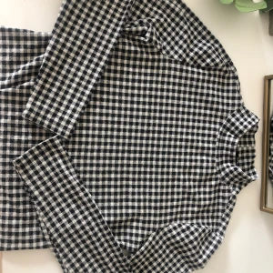 Crewneck  - Fin, rutig tröja!💗 Säljes p.g.a. för stor:(  Köparen står för frakten 