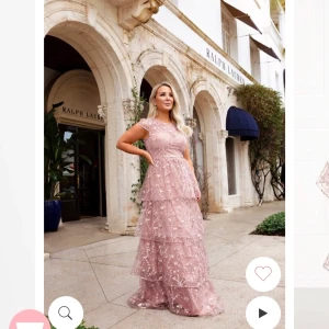 Rosa Balklänning - Säljer denna superfina magiska rosa dröm från bubbleroom💓🤍🌸 Modellen heter: Flounced Gown Dark Heater Pink Långklänning med brodyr Alexandra Nilsson X Bubbleroom Strl: 38,Oanvänd Fina volanger som adderar fint fall till klänningen. Nypris:1299kr