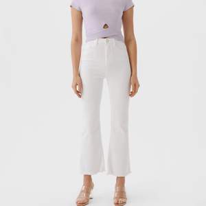 Säljer nu ett par jättesnygga vita jeans från stradivarius❤️ Nypris: 350kr 