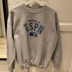 Vintage sweetshirt  - Säljer denna fina grå vintage sweetshirt med en mörk blå text! Den är i super bra skick. Storlek small/medium 