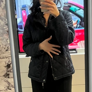 Höst jacka  - Fick den som present vet inte pris på den eller märke, den kommer i storlek 44-46, säljer den för 195kr eftersom vet inte värde har inte använt den för är inte i min stil.