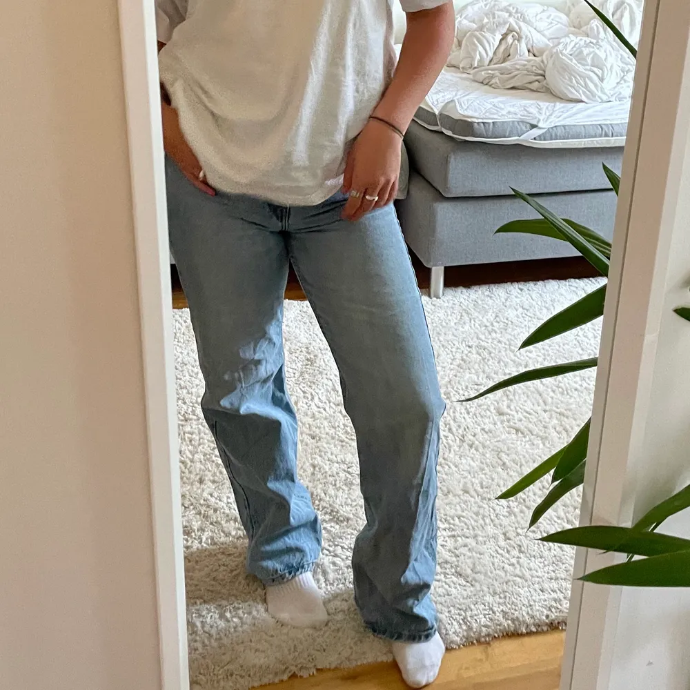 Ett par drdenim jeans jag vuxit ur men ÄLSKADE, därför säljer jag dem 🫶🫶 väldigt true to size skulle jag säga (det är min kompis på bilden) . Jeans & Byxor.