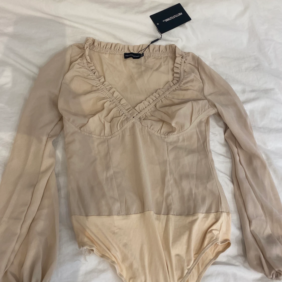 Cream white off shoulder body OANVÄND