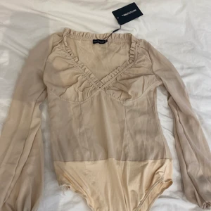 Cream white off shoulder body OANVÄND - Tröjan är i storlek S, säljer pga att den är för liten för mig 