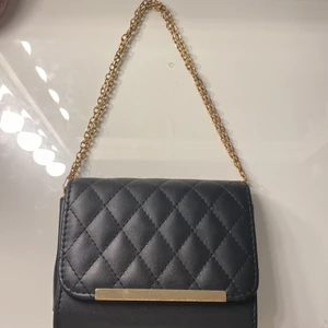 Svart läder väska  - Säljer en svart läder väska med fina gulddetaljer. Använder inte längre så den kan få användning hos en anna person.