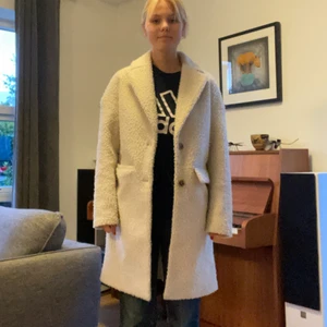 Kappa - Hej, säljer denna super fina kappan från kappAhl då den inte kommer till användning. Super fin krämvit, lurvig kappa som e perfekt nu till hösten. Köptes för ca 3år sedan och är sparsamt använd.  Storlek: XS  Pris: 200kr + frakt.  Kunden står för frakt! 