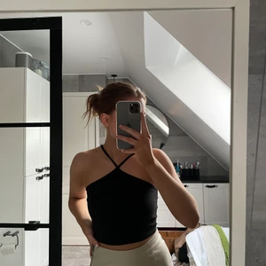 Topp  - Svart basic topp från zara i storlek XS/S.🖤 