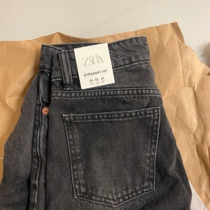 Zara jeans - Säljer mina helt oanvända zara jeans i modellen ”low straight fit” dom är bra i längden för mig som är 168 cm men dom sitter lite taight i midjan! Pris går absolut att diskutera!🤍