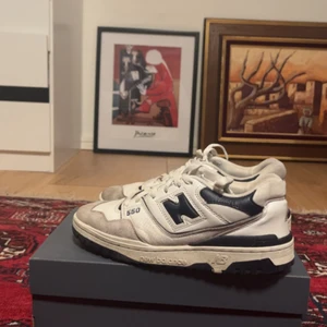 New Balance 550 Storlek 40 1/2 - Säljer mina New balance 550 i storlek 40 1/2 Helt okej skick (6.5/10 ungefär). Lite crease på toeboxen. Köpta förra året på restocks för 2000 Köparen står för frakt, meetup i Uppsala 