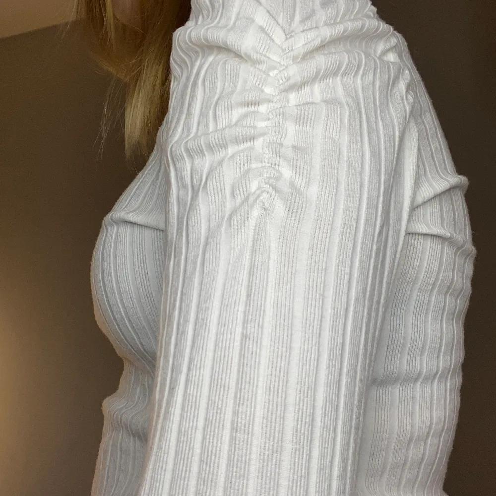 En ribbad tröja med ihopdragna ärmar (bild nmr 3) använd några få gånger. Bra skick. Väldigt stor i storleken passar nästan vem som helst.. Tröjor & Koftor.