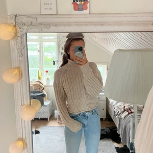 Tröja - Stickad beige polo tröja från H&M, jätte skön och mysig, sticks inte alls💕