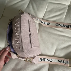 Valentino väska rosa - Använd 1 gång 